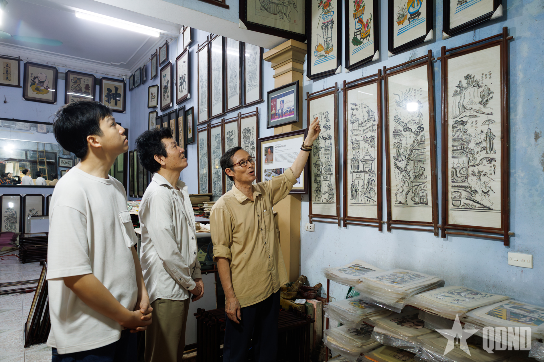 Giữ gìn văn hóa tranh Đông Hồ trong nếp nhà ba thế hệ